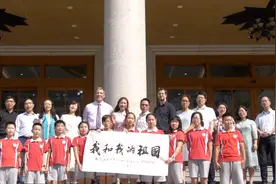 用歌声表白！中外籍师生献声《我和我的祖国》MV迎国庆视频封面