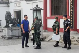 武警巡逻哨兵“偶遇”家人：“妹妹，我在巡逻不能拿零食”图片