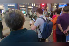 南京路“网红人墙”武警小哥正在执勤，一年没见的奶奶突然出现图片