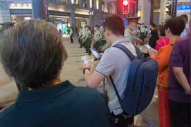 南京路“网红人墙”武警小哥正在执勤，一年没见的奶奶突然出现图片