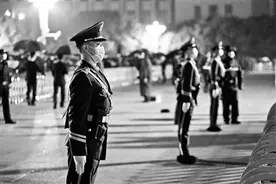 追访天安门执勤武警官兵：游客撑伞 哨兵为何频后退？图片