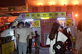 应对大客流，在上海地铁这个车站，不进站也能买到票了！视频封面