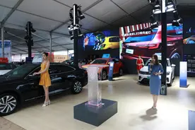 风雨难挡观展热情，南阳日报社秋季汽车展博会第二天精彩继续图片