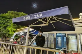 在路边相会，在“云”上团圆，武汉特警这样度过“中国节”图片