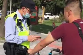 上海公安开展交通违法攻坚整治全市统一行动：单手骑共享单车闯红灯被罚50元图片