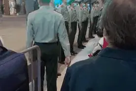 奶奶偷偷探望执勤的孙子，这一幕看哭网友图片