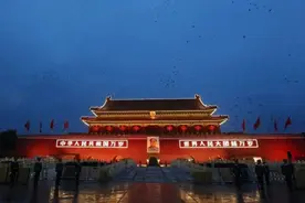 当“国庆”遇上了“中秋”国旗红与警察蓝最美图片