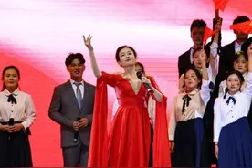 校园里的双节｜山科大泰安校区举办“喜迎新生共庆华诞”晚会图片