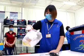 坐着高铁看山东 | 奔跑吧“隐形”外卖人，每天25000步分拣上千单图片