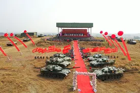 婚礼放在练兵场，战地集体婚礼给你“好看”图片