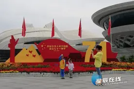 星辰文艺丨云盖山人：年轻母亲教育少儿从小爱祖国，此国庆献礼好图片