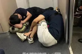 17个民警押解7个嫌疑人，从四川一路站到杭州！这张火车上的照片，看了心疼图片