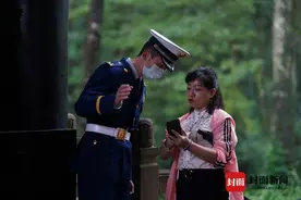 女子与八旬母亲在青城山走散 森林消防员4个多小时助其团聚图片