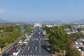 安徽：九华山迎来自驾游客流高峰视频封面