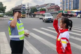 当少先队员遇上交警，有一种敬礼叫感动图片