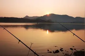 中年男子的行为艺术：钓鱼图片