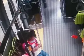 郑州两名小学生捡起车上掉落国旗仔细贴好，还将其他国旗检查一遍图片