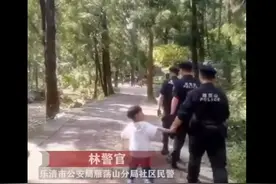 民警巡逻时突然被一只小手牵住，网友：都是可爱的人图片