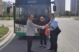 八旬老人和初中女生不慎迷路，热心公交司机帮其找到家人图片