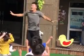 幼儿园“猛男”幼师回应走红：原本想做健身教练，现在更喜欢小朋友图片