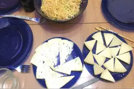 世界观｜我在西班牙和“中餐迷”邻居过中秋，晚宴桌上摆满中西美食图片
