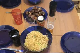 世界观｜我在西班牙和“中餐迷”邻居过中秋，晚宴桌上摆满中西美食图片