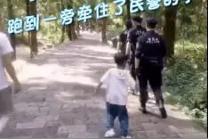 这就是安全感！民警巡逻时突然被一只小手牵住图片