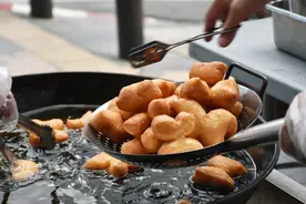 求生欲爆棚！泰航拓展新业务——街头卖油条图片