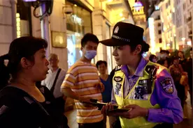 南京路步行街上穿警服的“知心姐姐”：坚守，为了更多人的团聚图片