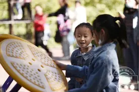 家门口“公园”乐趣多 孩子们玩得很嗨皮图片