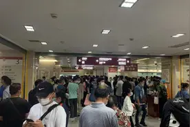 华山医院皮肤科今开诊又成“5A景区”！紧急增派人手应对大流量“党员先上”成常态图片