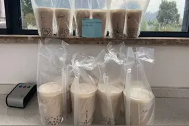 暖心！杭州9岁男孩花掉所有积蓄 给他们送上“秋天第一杯奶茶”图片
