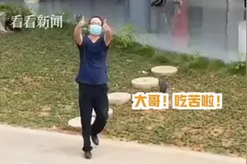 爆笑！小姐姐用无人机指挥游客找厕所：前面有“坑”图片