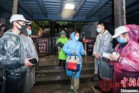 雨夜中掌声与乐声共鸣：南京森林音乐会风雨无阻座无虚席图片