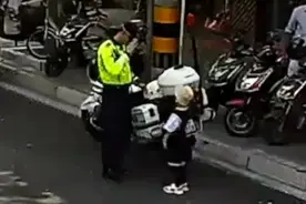 全国网友点赞！金山萌娃与国庆加班警察的小互动太暖了图片