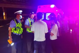 广西两小车高速路上斗气追逐，双方竟下车大打出手，还叫来一帮人…图片