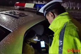 假期近半 成都交警出动警力9000余人次多措并举保交通图片