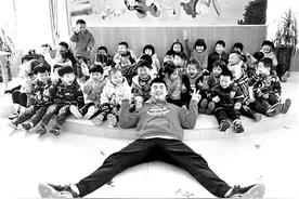幼儿园外聘男老师带萌娃跳操走红图片