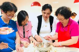 上海有位居委干部，每晚打电话唱歌给居民听，从沪剧唱到《蓝精灵》图片