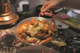 “美女”喊你吃烤五花肉啦 肉鲜料足吃一口那叫一个爽图片