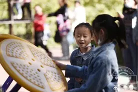 家门口“公园”乐趣多 孩子们玩得很嗨皮图片