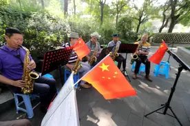 国庆假期，上海延中绿地的“萨克斯大叔”们吹响《祝福祖国》图片