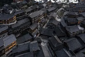黑瓦深如墨，一览天地宽图片