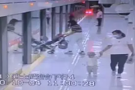 妈妈误让两岁婴儿独自乘坐地铁，民警及时找回视频封面