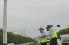 国旗卷在一起，交警这个操作火了图片