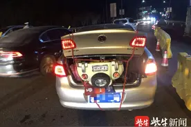玩具车塞不进后备箱，一根绳子来固定图片