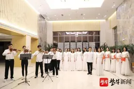 高调“告白”祖国！江苏大学上演炫酷灯光秀图片