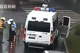 环卫工被剧毒黑蛇咬伤 他们一路喊话鸣笛开道图片