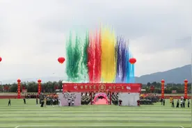 “军装和你，我都要带回家！”41对新人大婚图片