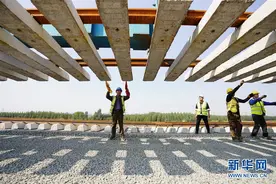 节日坚守建设工地图片
